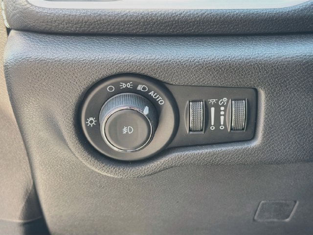 Used 2025 Chrysler Pacifica Select FWD image 11