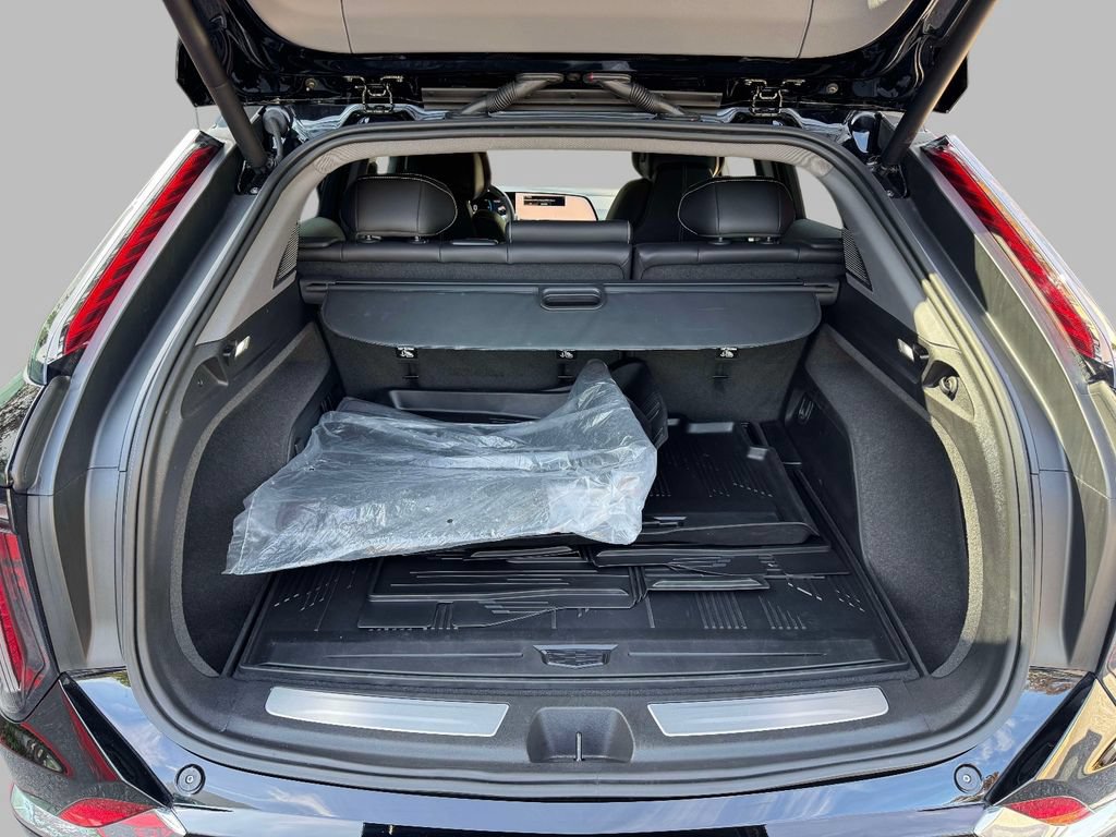 Used 2025 Cadillac Optiq Luxury 2 w/ LPO, Floor Liner Package AWD/4WD image 18