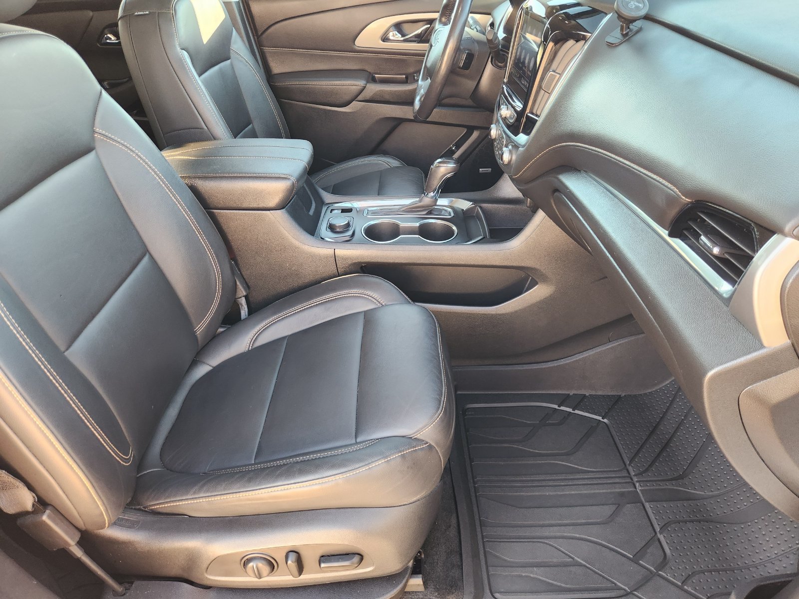 Used 2020 Chevrolet Traverse RS w/ LPO, Floor Liner Package FWD image 17