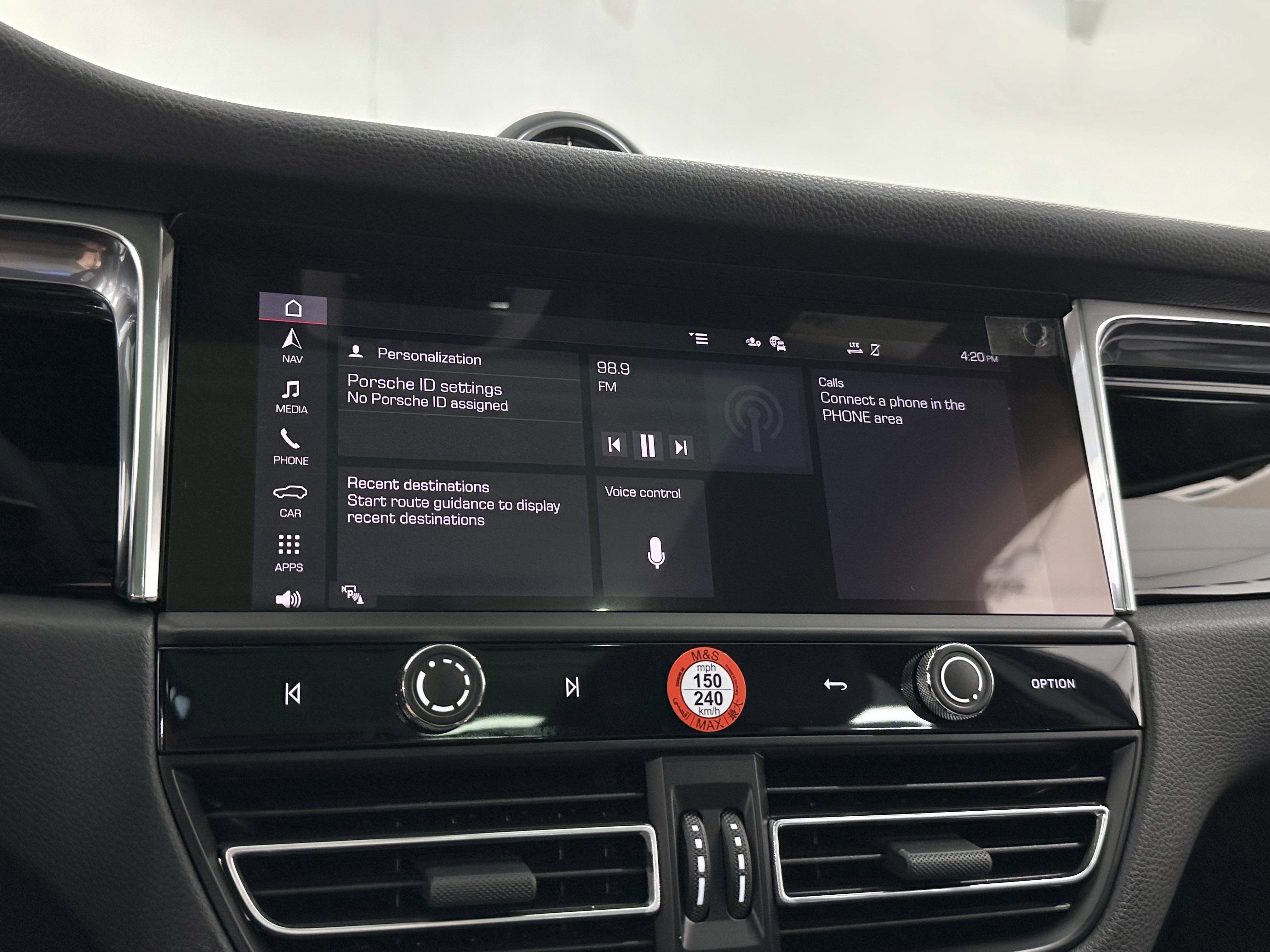 Certified 2025 Porsche Macan image 39