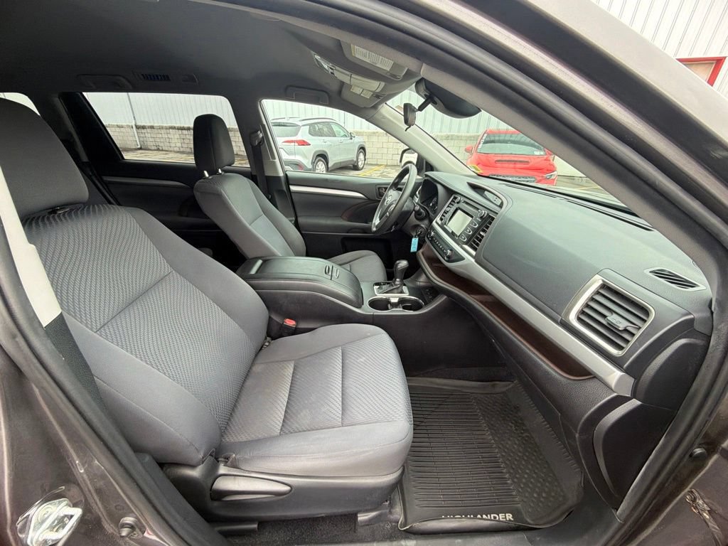 Used 2019 Toyota Highlander LE AWD/4WD image 32