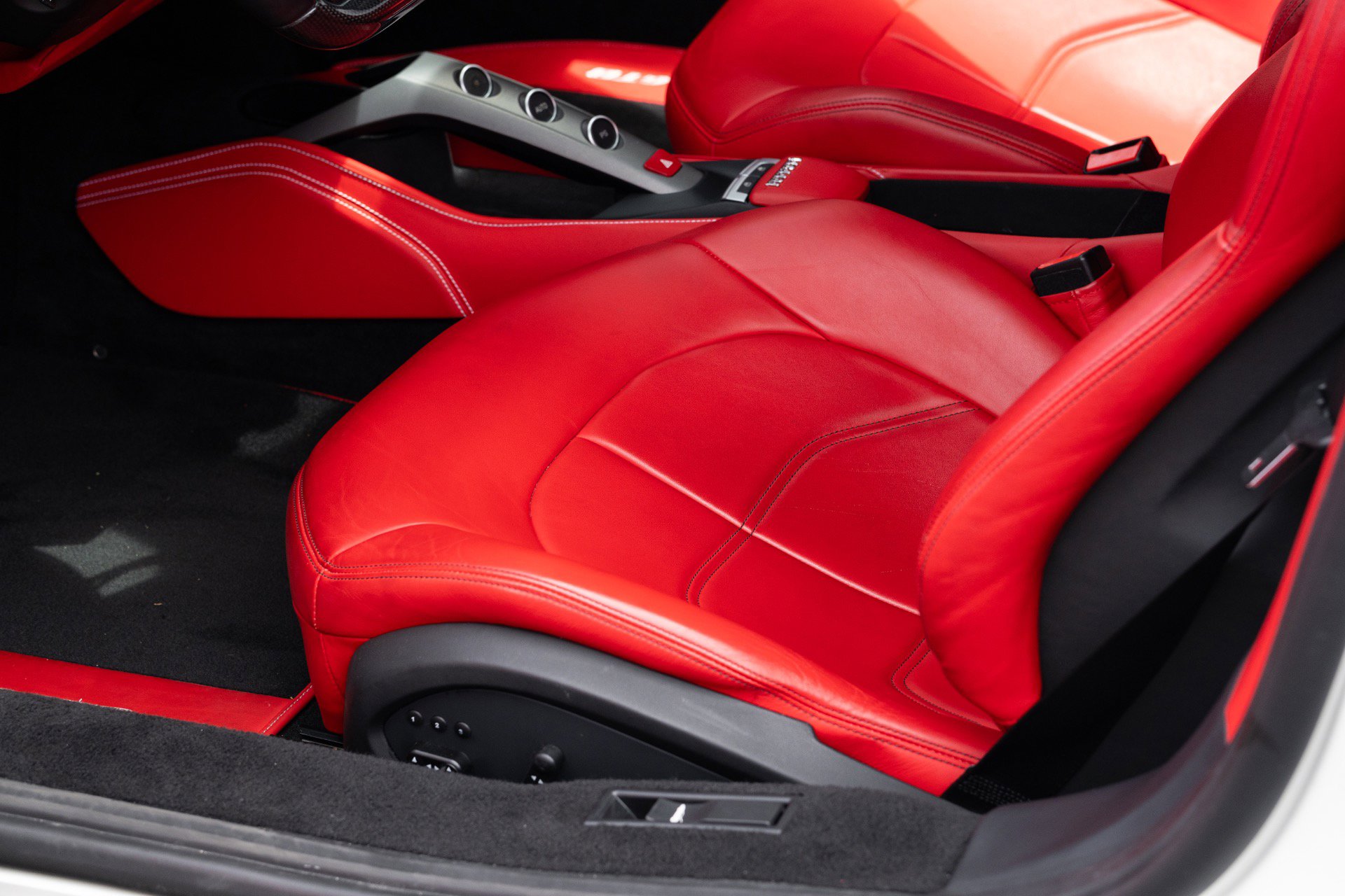 Used 2016 Ferrari 488 GTB RWD image 42