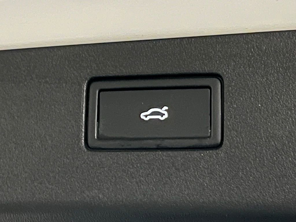 New 2025 Volkswagen Tiguan SE image 40