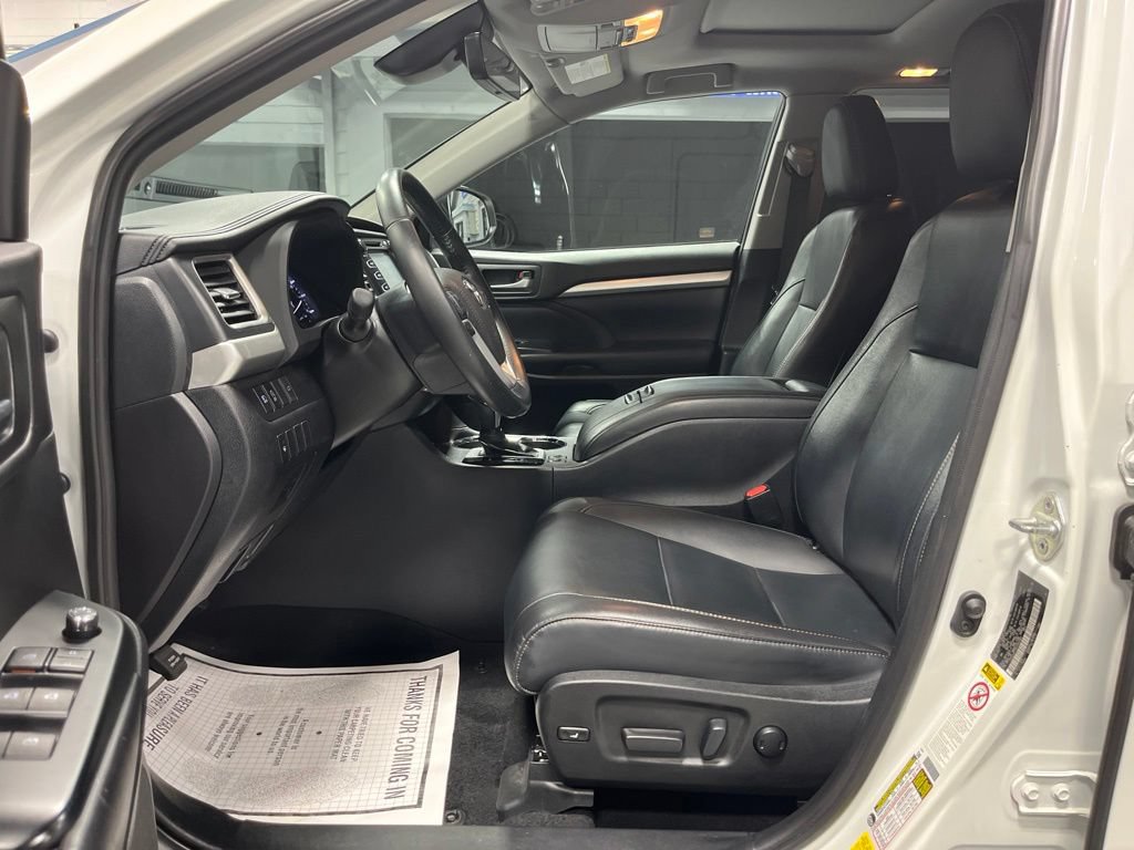 Used 2019 Toyota Highlander XLE AWD/4WD image 13