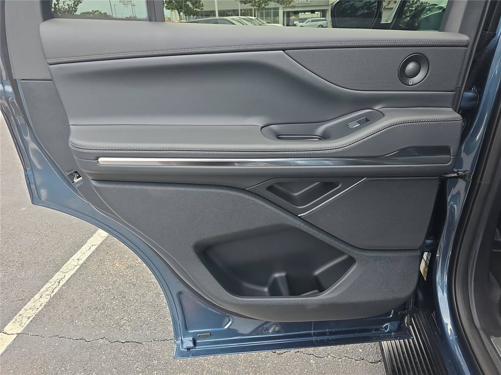 New 2027 Lincoln Navigator Premiere RWD image 10