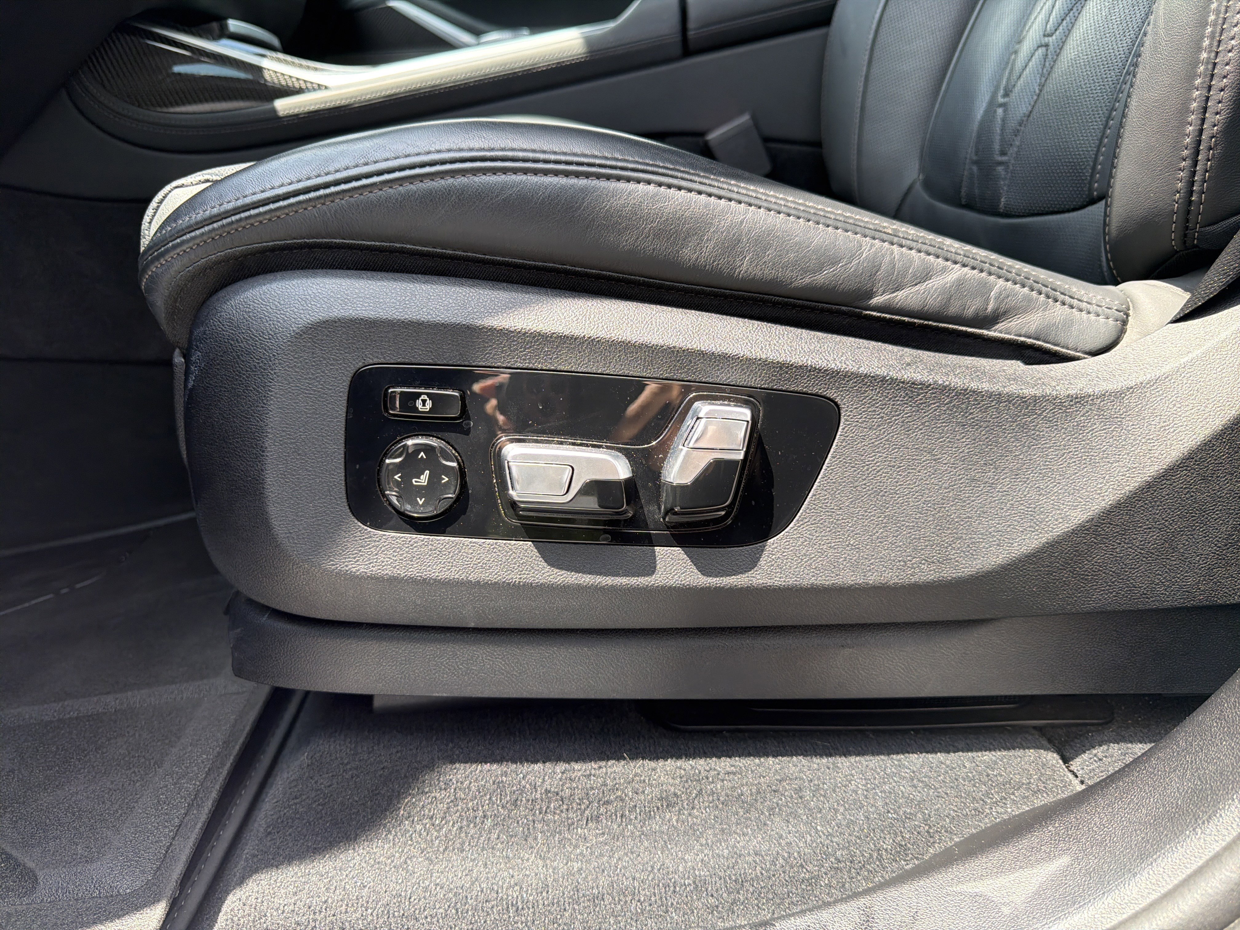 Used 2024 BMW X7 M60i w/ Climate Comfort Package AWD/4WD image 28