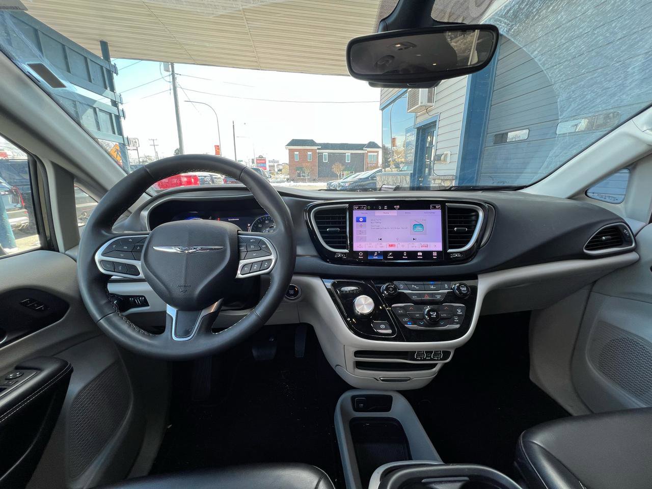 Used 2023 Chrysler Pacifica Touring-L image 11