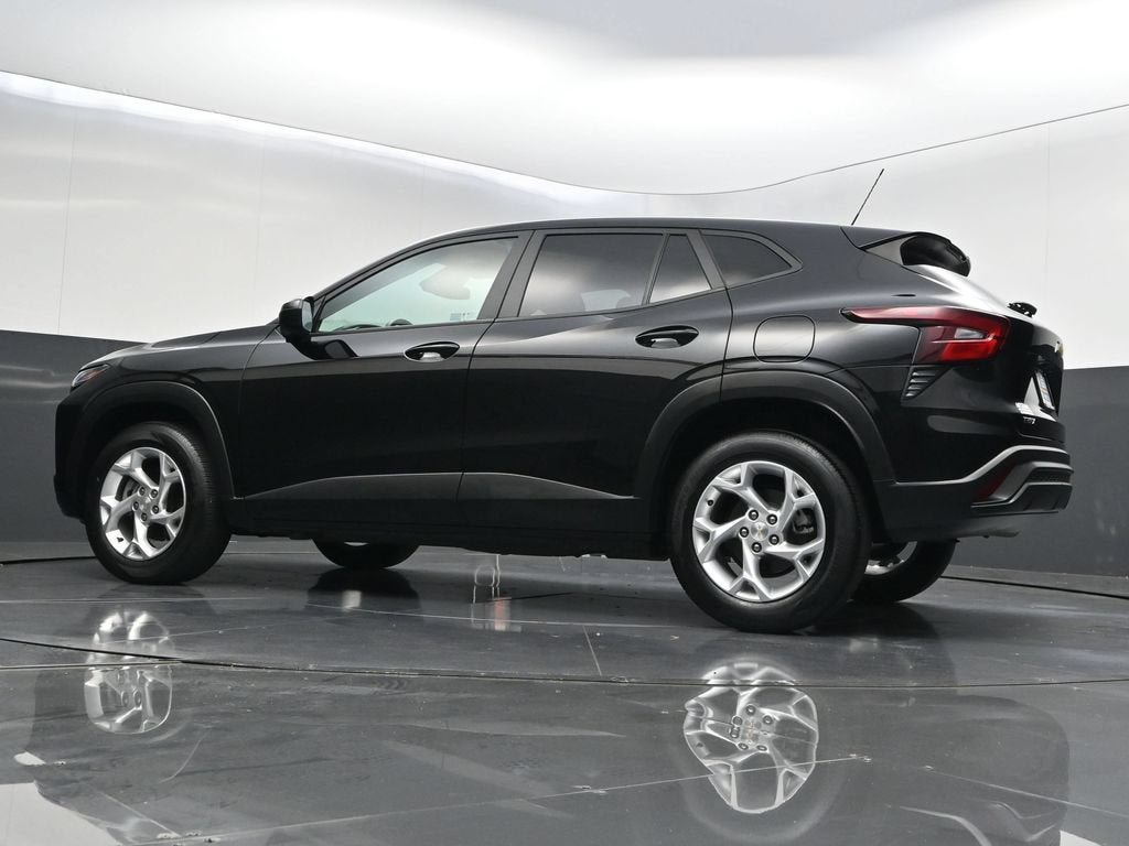 Certified 2025 Chevrolet Trax LS w/ LS Convenience Package FWD image 32