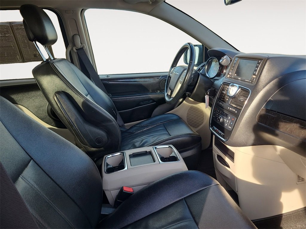 Used 2015 Chrysler Town & Country Touring image 15