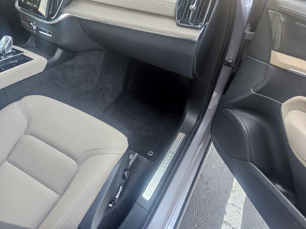 Certified 2026 Volvo XC90 B6 Plus w/ Protection Package Premier AWD/4WD image 10