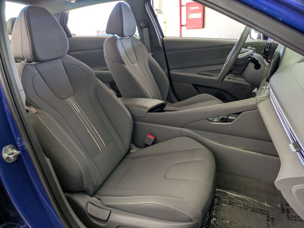 Used 2025 Hyundai Elantra SEL image 28