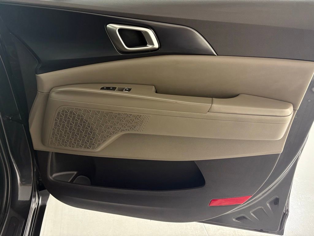Used 2025 Kia Carnival image 45