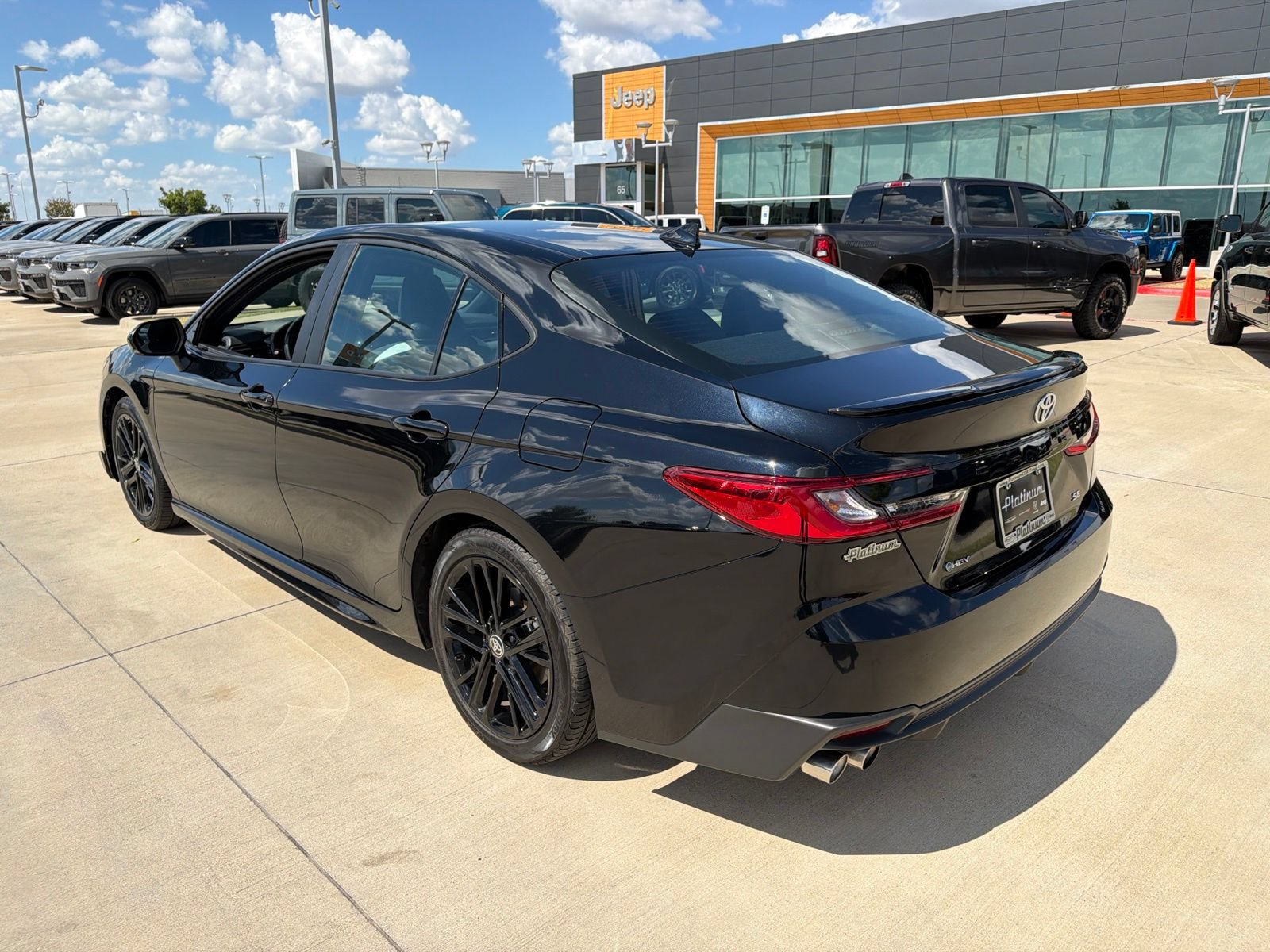 Used 2025 Toyota Camry SE FWD image 3
