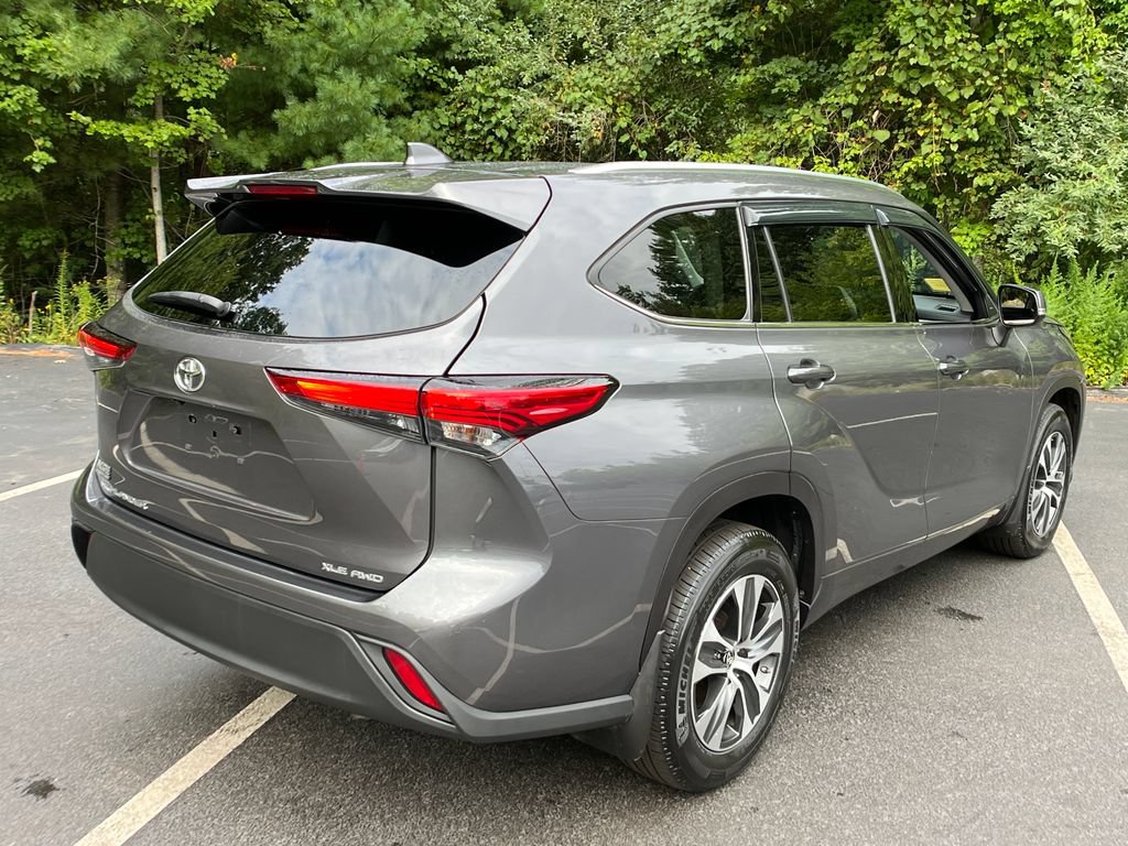 Used 2021 Toyota Highlander XLE AWD/4WD image 5