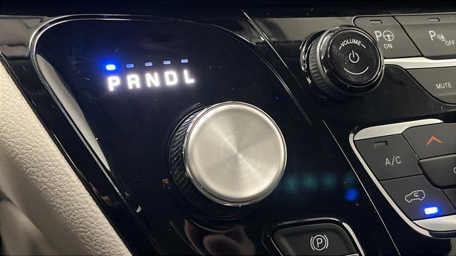 Used 2023 Chrysler Pacifica Limited w/ Uconnect Theater Family Group FWD image 19