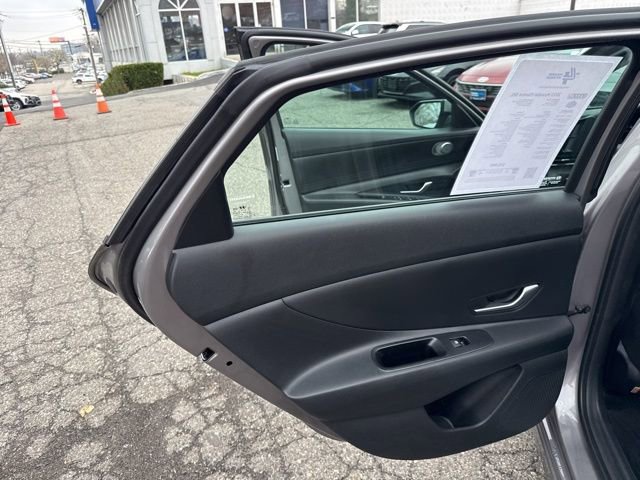 Used 2023 Hyundai Elantra SEL image 31
