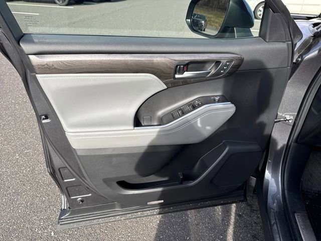 Used 2024 Toyota Highlander Platinum image 16