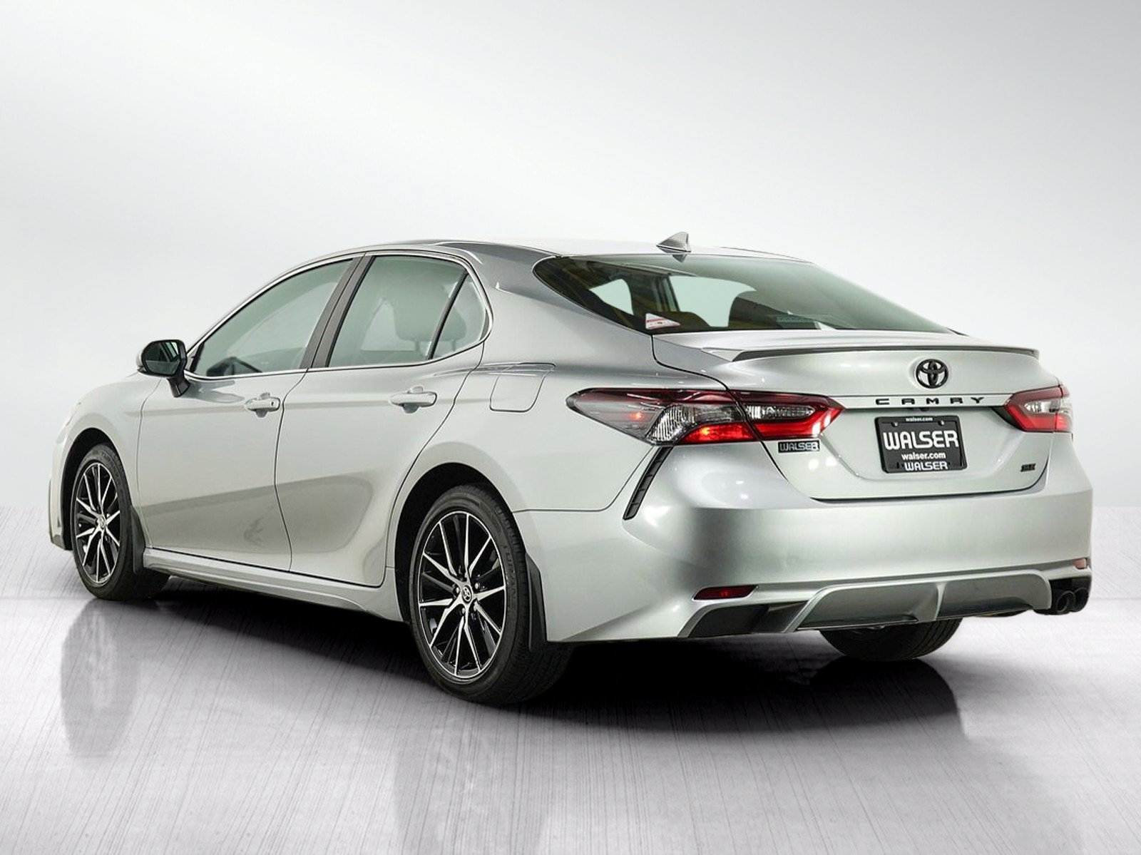 Used 2024 Toyota Camry SE FWD image 3
