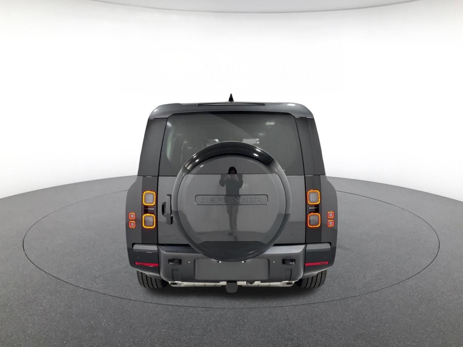New 2026 Land Rover Defender 130 X-Dynamic SE image 4