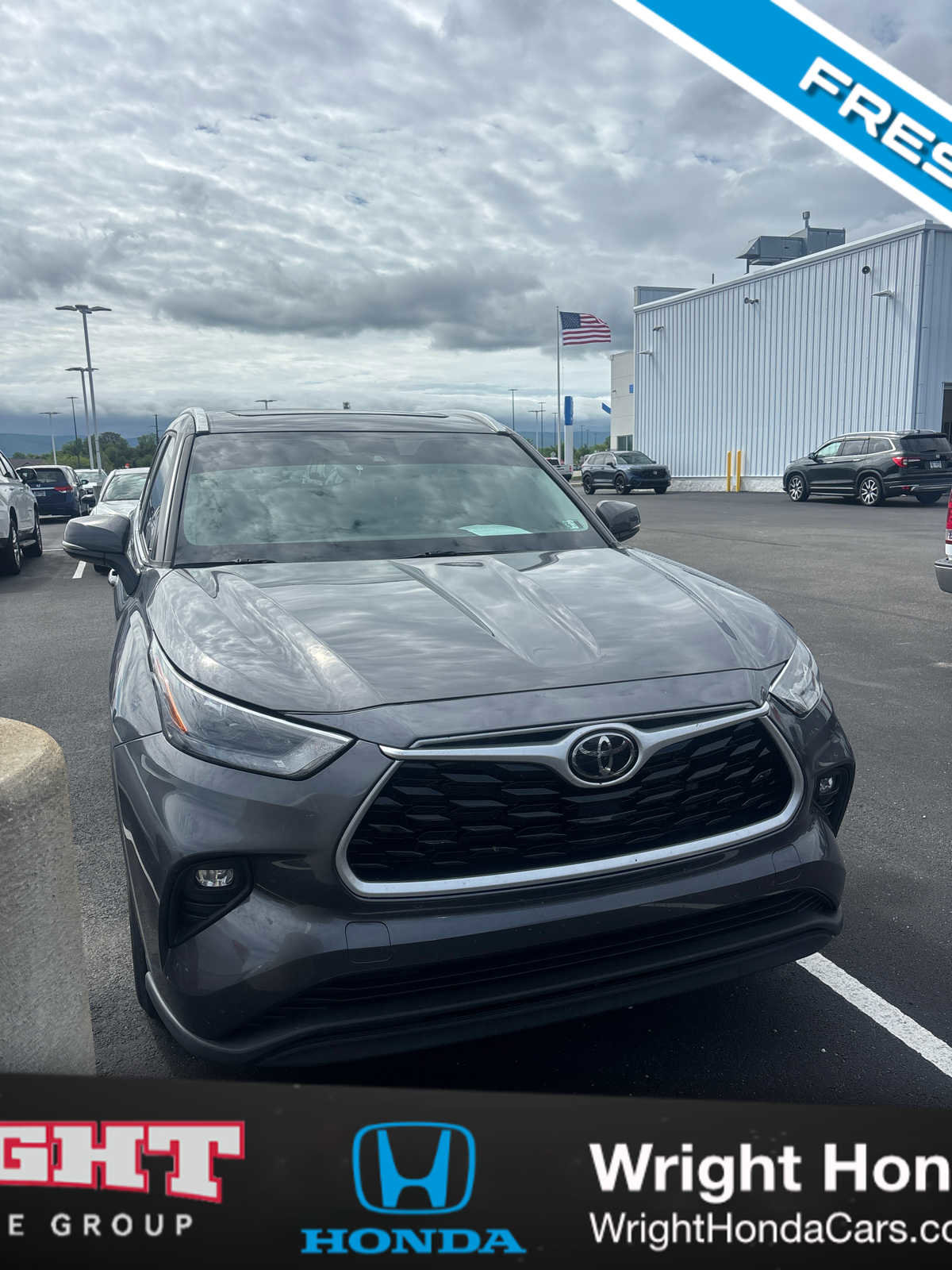 Used 2022 Toyota Highlander XLE AWD/4WD image 1