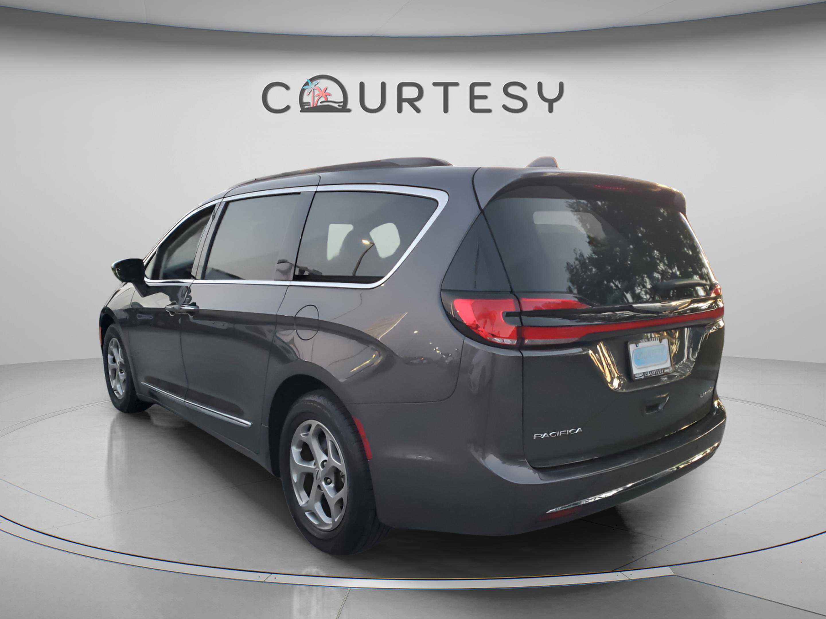 Certified 2022 Chrysler Pacifica Limited FWD image 2