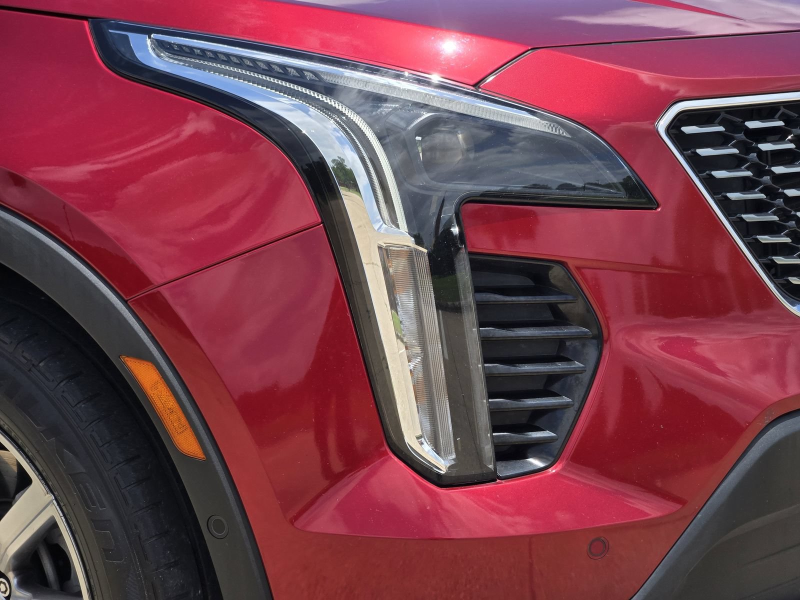 Used 2022 Cadillac XT4 Premium Luxury w/ Enhanced Visibility Package FWD image 9