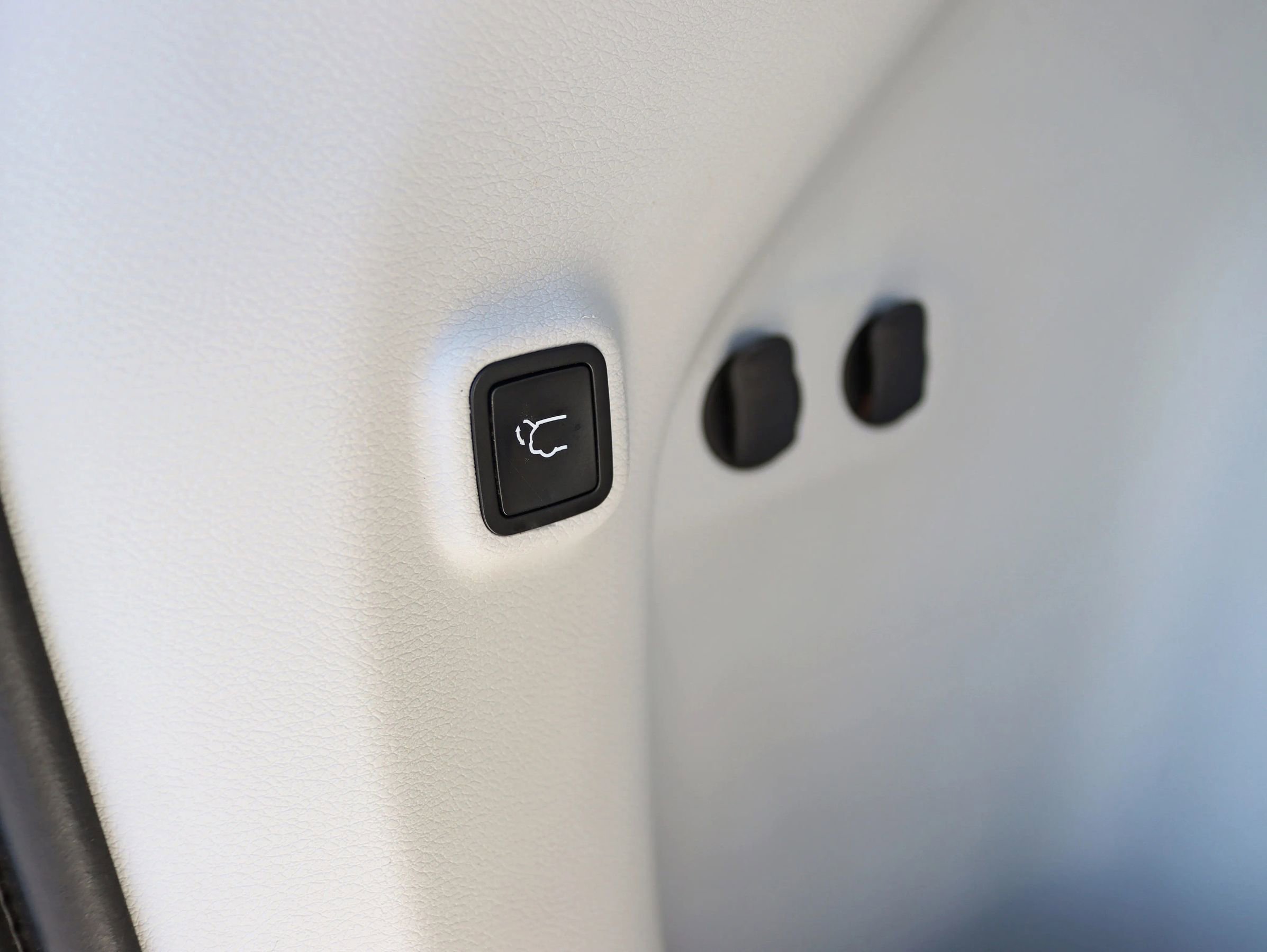 Used 2019 Jeep Cherokee Limited image 36