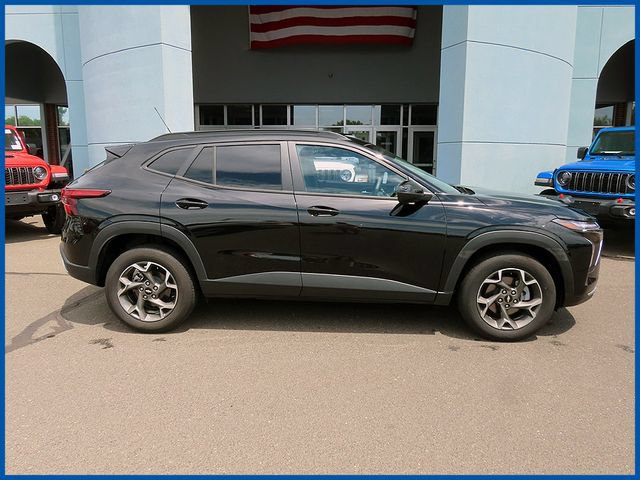Used 2025 Chevrolet Trax LT FWD image 2