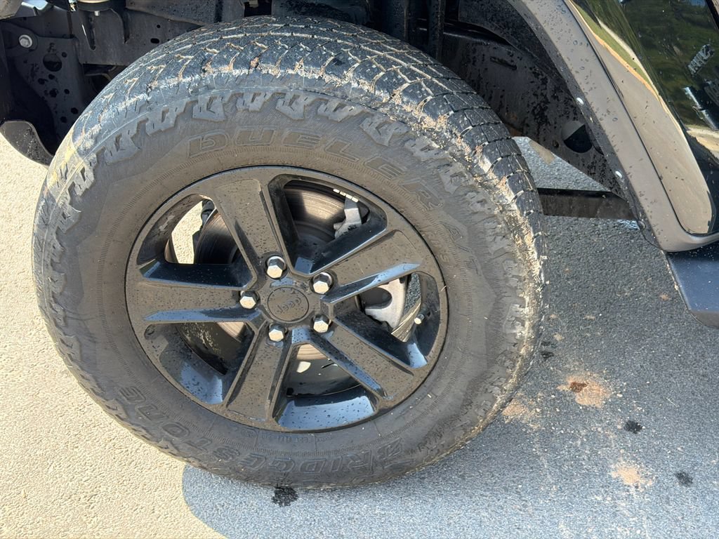 Used 2022 Jeep Wrangler Unlimited Sahara AWD/4WD image 11