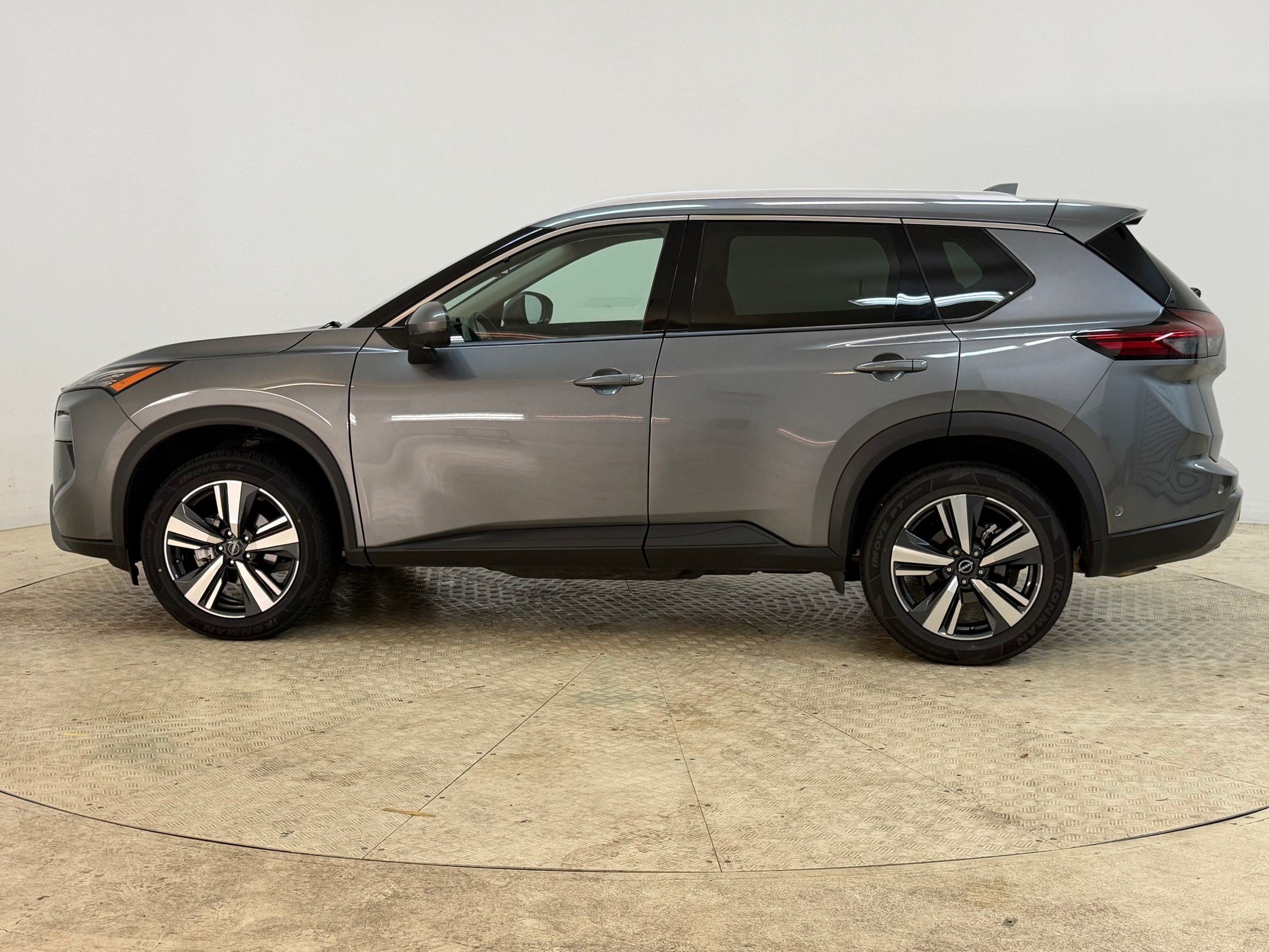 Used 2026 Nissan Rogue SL FWD image 2