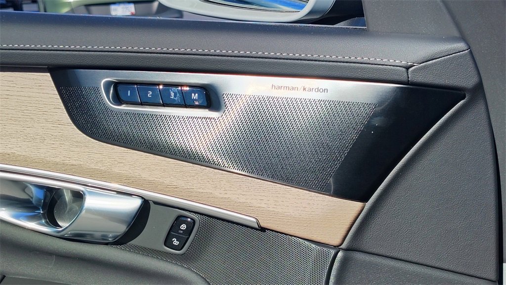 New 2026 Volvo XC90 B6 Plus image 9