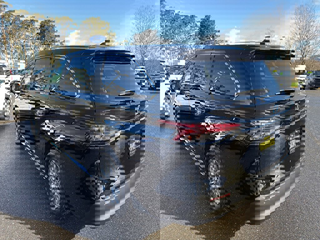 Used 2024 Toyota Sienna LE image 6