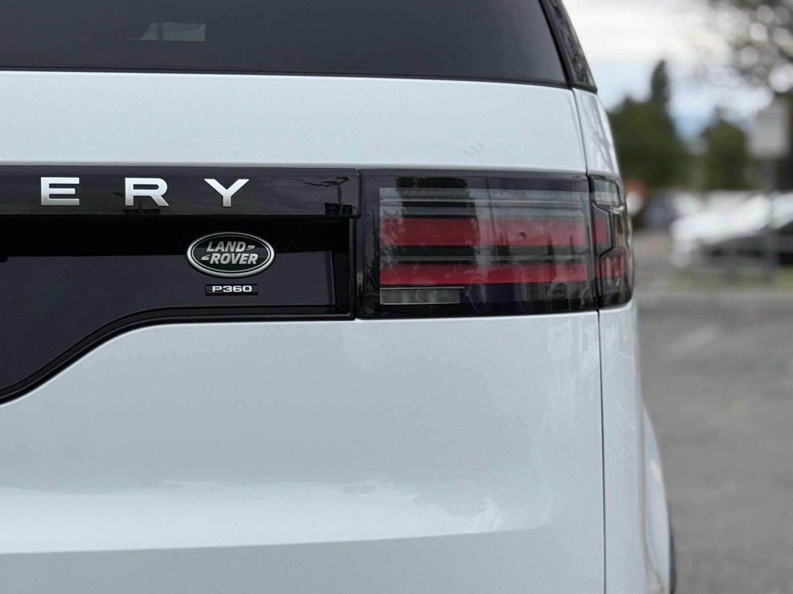 Used 2023 Land Rover Discovery Metropolitan Edition image 14