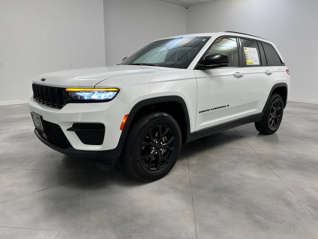 Used 2025 Jeep Grand Cherokee Altitude AWD/4WD image 4