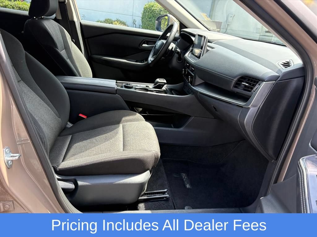 Used 2025 Nissan Rogue SV AWD/4WD image 18