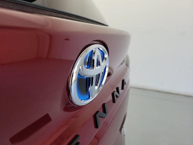 Used 2024 Toyota Sienna XLE FWD image 9