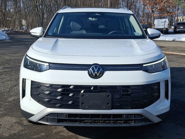 Certified 2025 Volkswagen Tiguan SE w/ Panoramic Sunroof Package AWD/4WD image 3