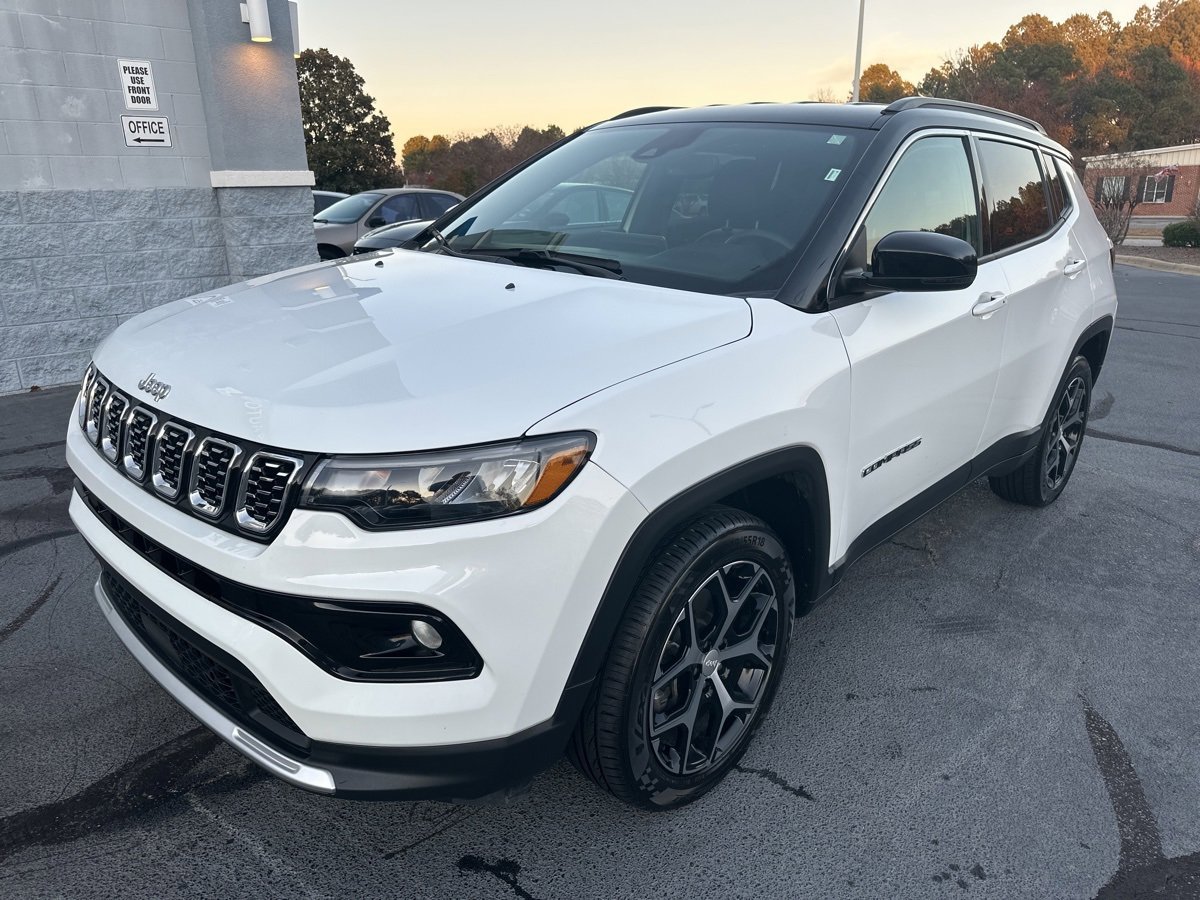 Used 2024 Jeep Compass Limited image 3