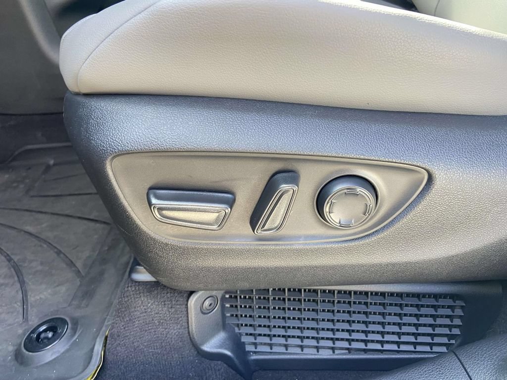 Used 2025 Toyota Sienna XLE w/ XLE Plus Package FWD image 18
