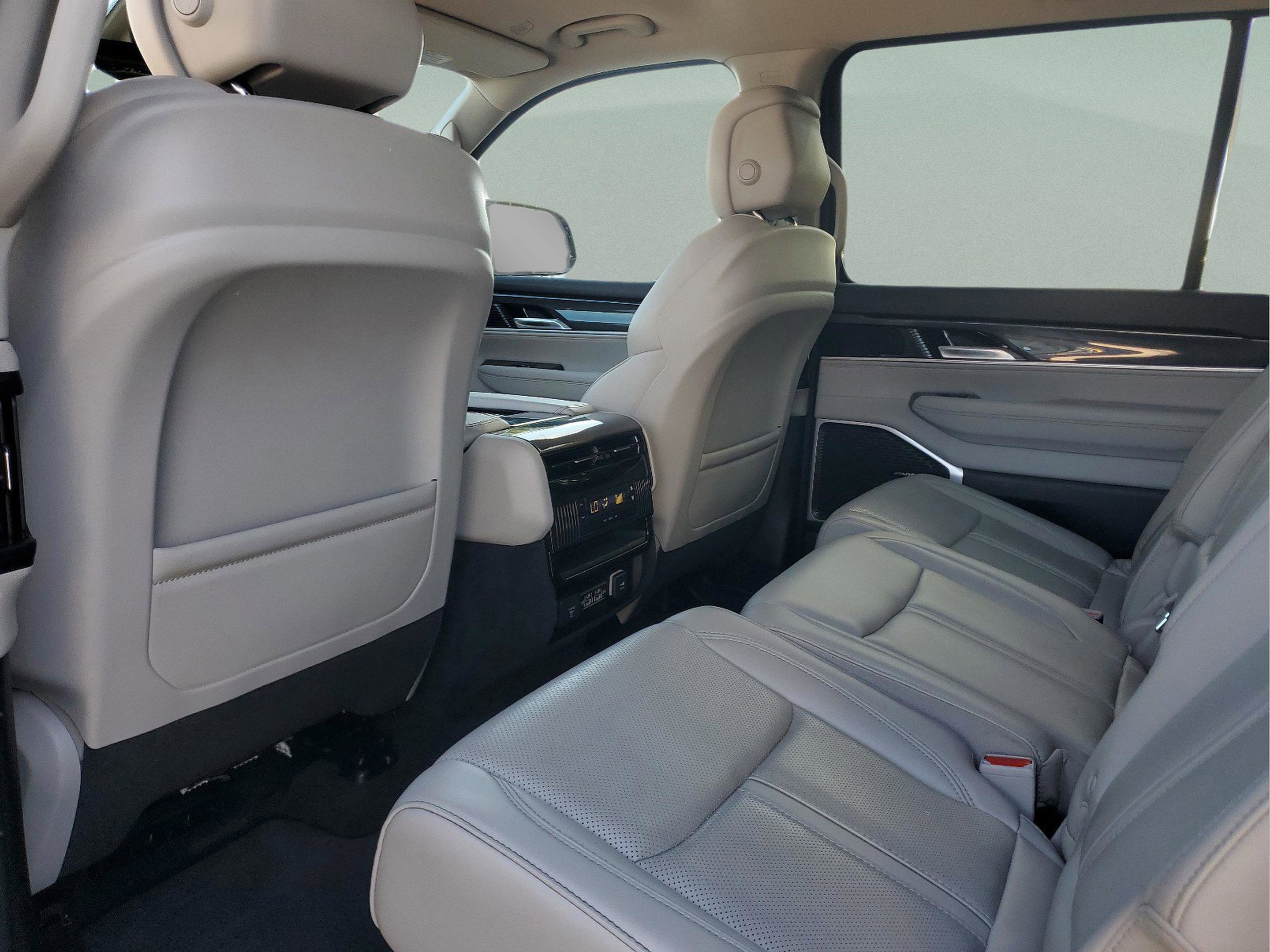 Used 2023 Jeep Wagoneer 4WD image 5