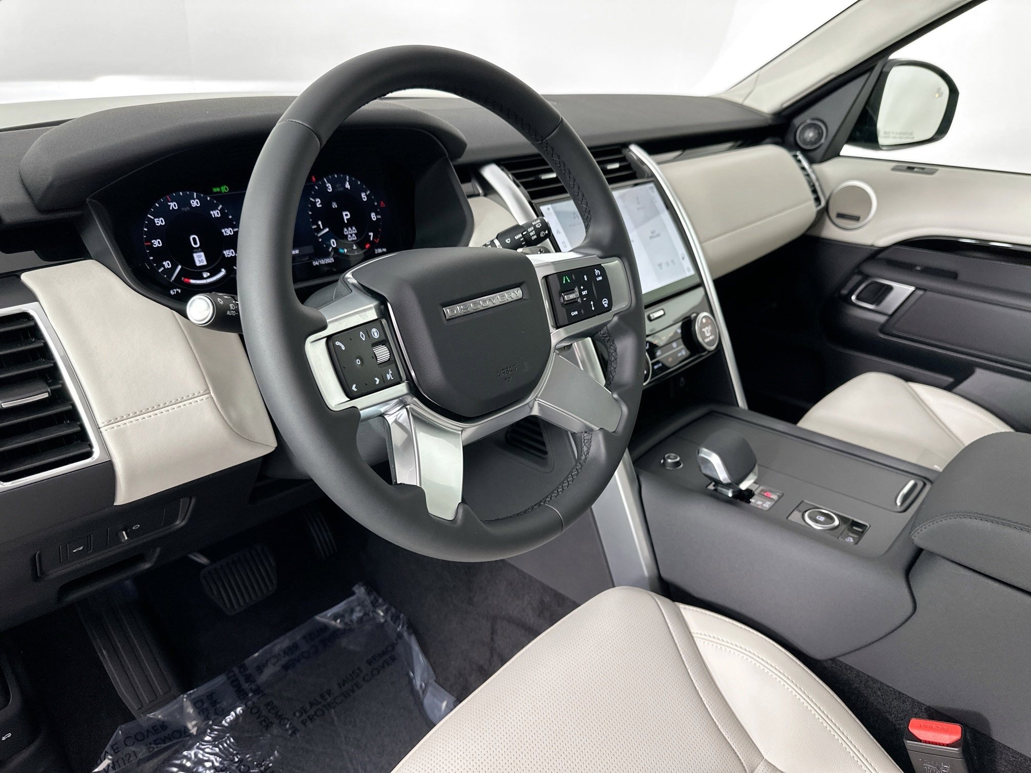 Used 2025 Land Rover Discovery S image 10
