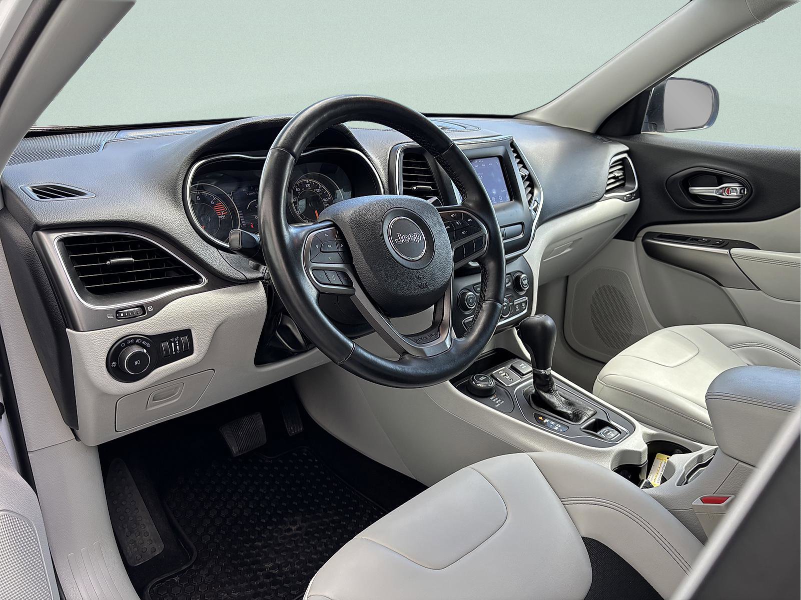 Used 2020 Jeep Cherokee Latitude Plus w/ Cold Weather Group AWD/4WD image 14