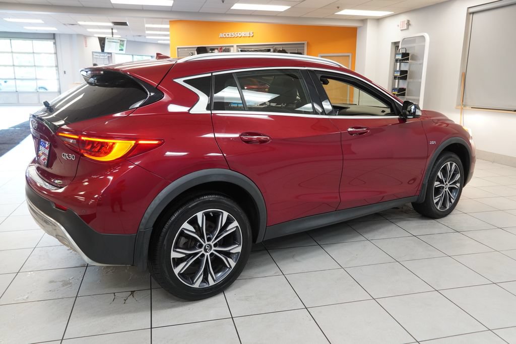 Used 2017 INFINITI QX30 Premium w/ Navigation Package AWD/4WD image 12
