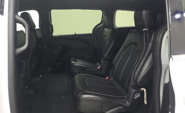 Used 2025 Chrysler Pacifica Select image 7