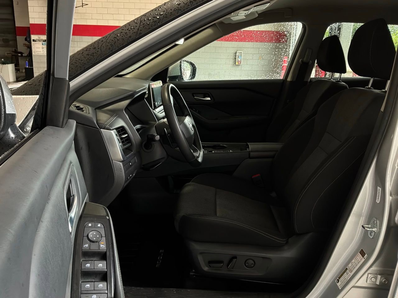 Used 2025 Nissan Rogue SV FWD image 10