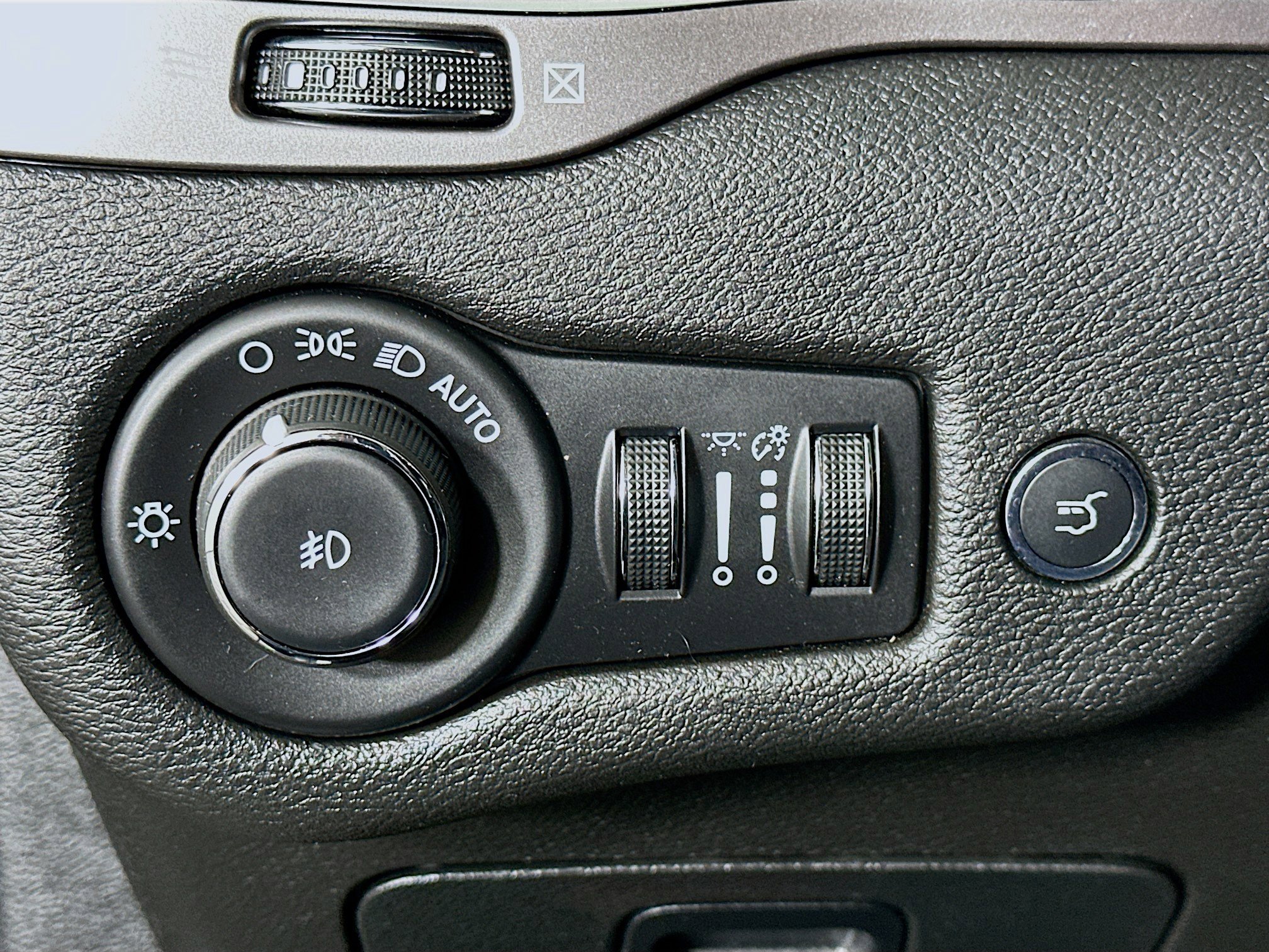 Used 2021 Jeep Cherokee Limited image 17