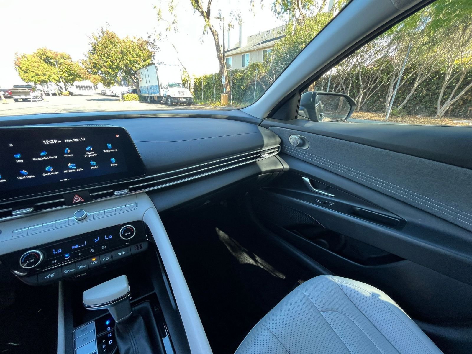 Used 2025 Hyundai Elantra Limited image 34