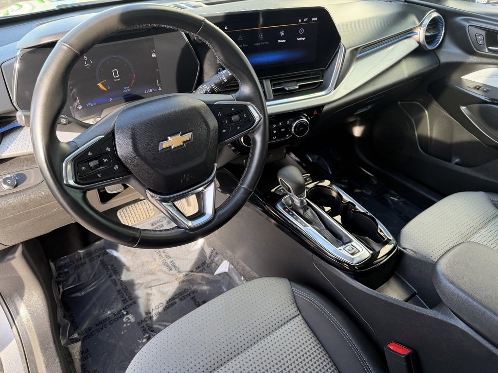 Used 2024 Chevrolet Trax LT w/ Sunroof Package image 12