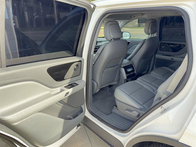 Used 2020 Lincoln Aviator Reserve w/ Class IV Trailer Tow Package RWD image 9