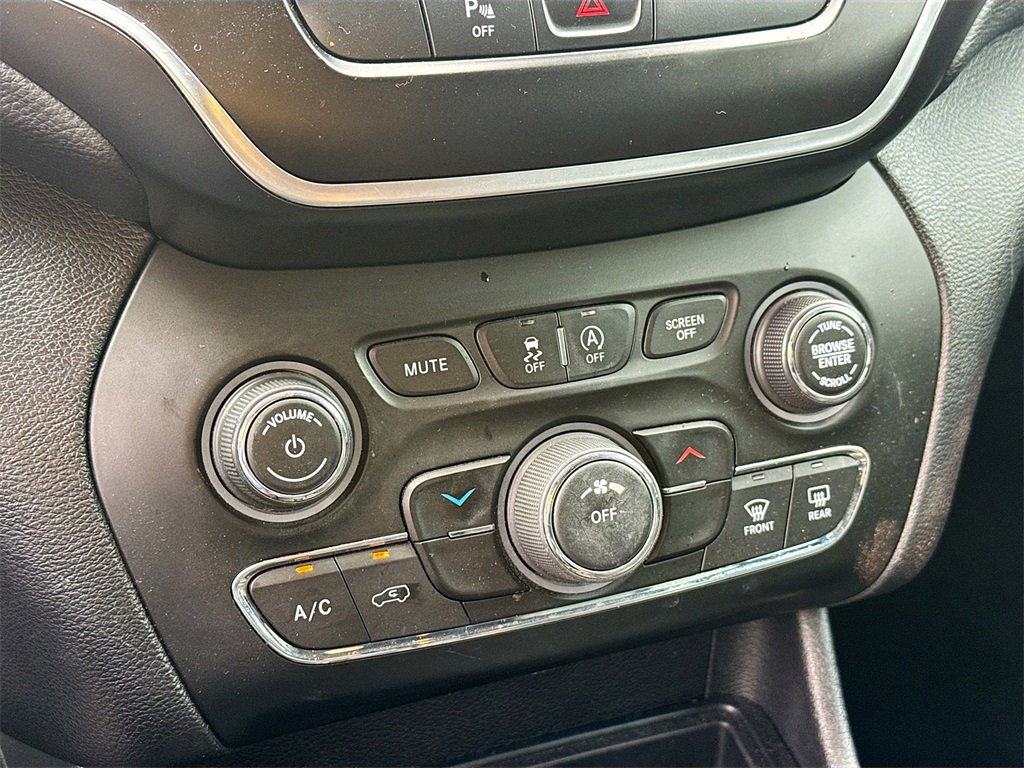 Used 2020 Jeep Cherokee Latitude Plus image 16